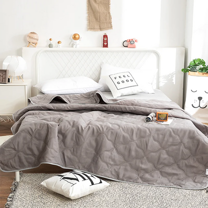 Factory price Silk Blanket Silky Cooling Thin Quilt Summer Blanket Can  machine-wash Single/Queen/King Size